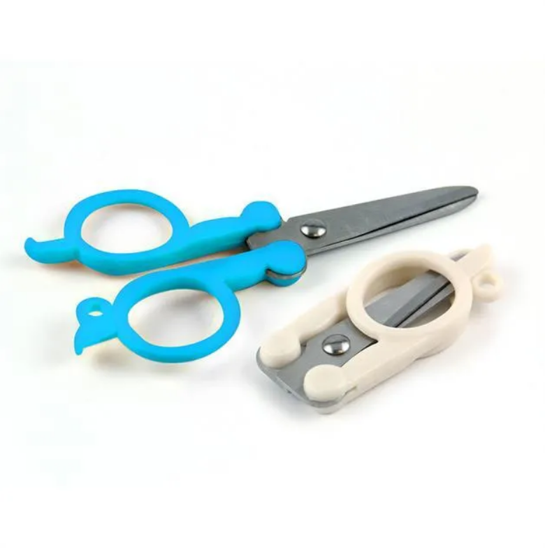 “Foldable 11cm Scissors – Stainless Steel Blade, Plastic Handles for Right & Left-Handed Users, Orange”